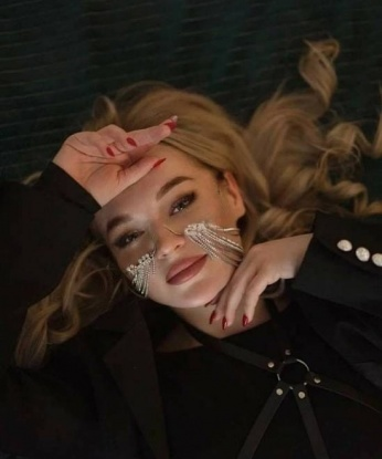 Соблазнительная красотка очарует тебя своим обаянием и проведет в мир наслаждения и желания. Жду звонка от щедрого и адекватного мужчины для ярких встреч вдвоем. 183, 19 лет